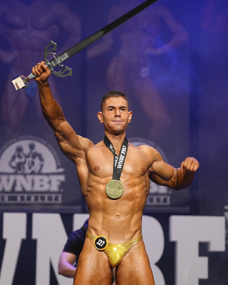 Sergio Tejeda proclamándose campeón de España de culturismo natural